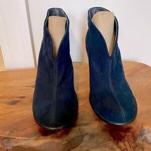 Comfortable Women’s Heeled Ankle Boots in Navy